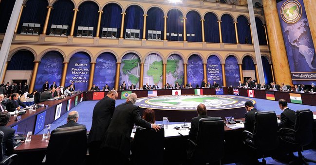 Arbeitssitzung des G20-Gipfels in der Großen Halle des National Building Museum in Washington.