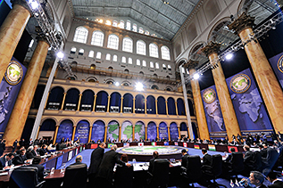 Arbeitssitzung des Weltfinanzgipfels in der Großen Halle des National Building Museum beim G20-Finanzgipfel in Washington (15.11.2008).