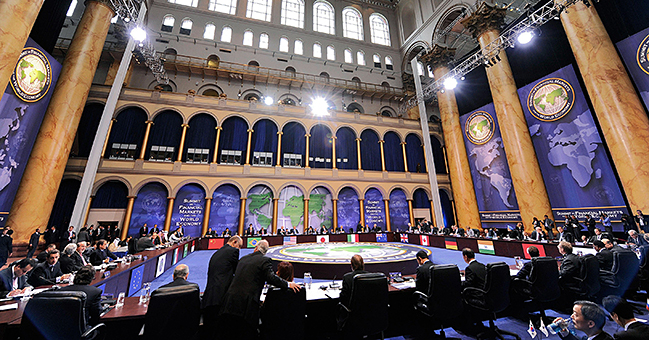 Arbeitssitzung des Weltfinanzgipfels in der Großen Halle des National Building Museum beim G20-Finanzgipfel in Washington (15.11.2008).