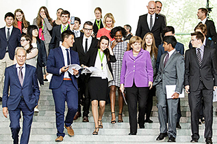 Bundeskanzlerin Angela Merkel und Jugendliche im Kanzleramt.