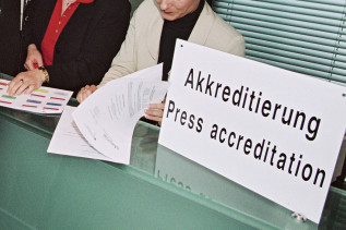 Mitarbeiterinnen der Akkreditierung im Presse- und Informationsamt der Bundesregierung geben Presseausweise aus.