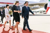 Katharina Fegebank, Second Mayor of Hamburg, welcomes the Prime Minister of Japan, Shinzō Abe, and his wife Akie at Hamburg Airport. 