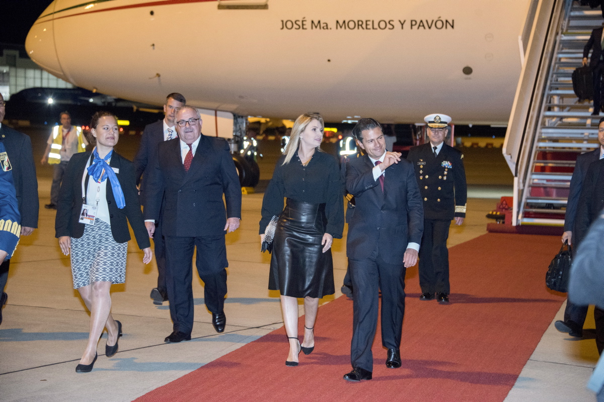 The President of Mexico, Enrique Peña Nieto, and his wife Angélica Rivera de Peña arrive at Hamburg Airport. 