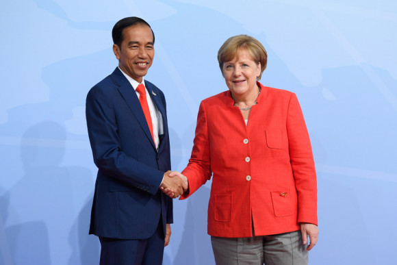 Federal Chancellor Angela Merkel welcomes the President of Indonesia, Joko Widodo, to the G20 Summit in Hamburg. 