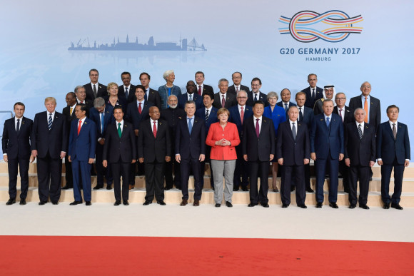 Group photo of the heads of state and government of the G20 and the invited G20 participants.