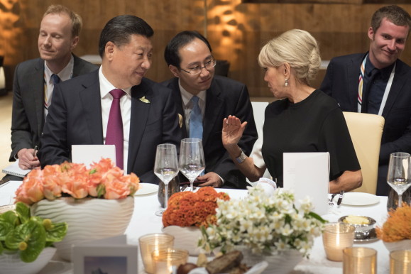 Xi Jinping, China's President, and Brigitte Macron talking during the banquet in the Elbphilharmonie.
