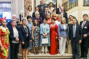 Group photo of those taking part in the partner programme in the Hotel Atlantic following a talk on climate research given by the director of the Max Planck Institute for Meteorology, Martin Claußen.