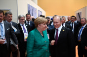 Federal Chancellor Angela Merkel in conversation with Russian President Vladimir Putin on the sidelines of the G20 summit.
